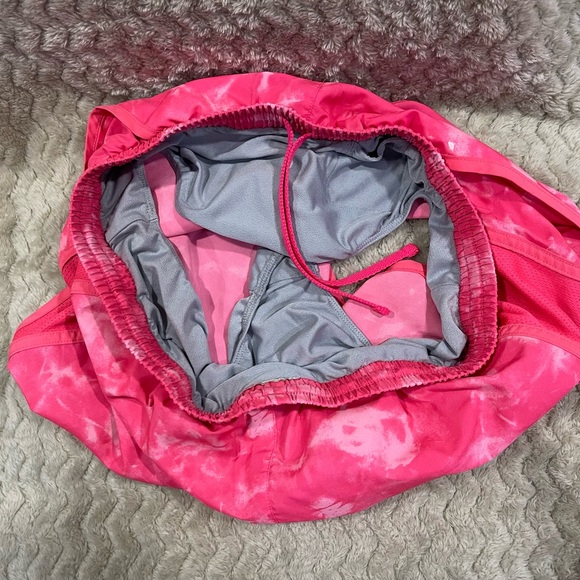 MEDIUM UNDER ARMOUR WOMEN’S PINK TIE-DYE RUNNING SHORTS W/POCKETS - Picture 2 of 3